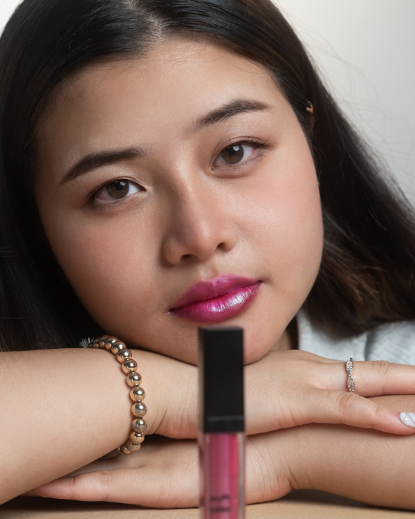 lip gloss glitter with led light feature and mirror asian girl
